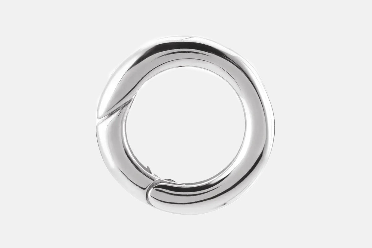 Round hinged charm clasp in sterling silver.