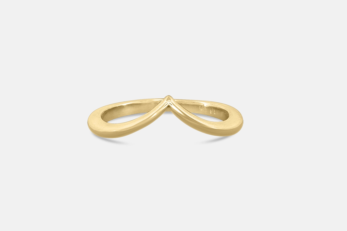 Peaked wedding band in yellow gold