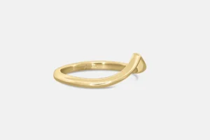 Peaked wedding band in yellow gold